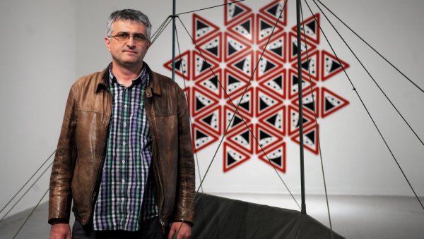 ИСТОРИЈА ПОД ШАТОРИМА: У крагујевачкој Рими представљени радови Радоша Антонијевића ИСТОРИЈА ПОД ШАТОРИМА: У крагујевачкој Рими представљени радови Радоша Антонијевића