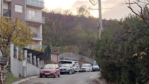 МУЖ ЈЕ ДАВИО, КОМШИЈЕ ЈОЈ СПАСЛЕ ЖИВОТ: На С. С. у Нишу насрнуо супруг Д. С. (35) стежући јој врат пластичном врпцом МУЖ ЈЕ ДАВИО, КОМШИЈЕ ЈОЈ СПАСЛЕ ЖИВОТ: На С. С. у Нишу насрнуо супруг Д. С. (35) стежући јој врат пластичном врпцом