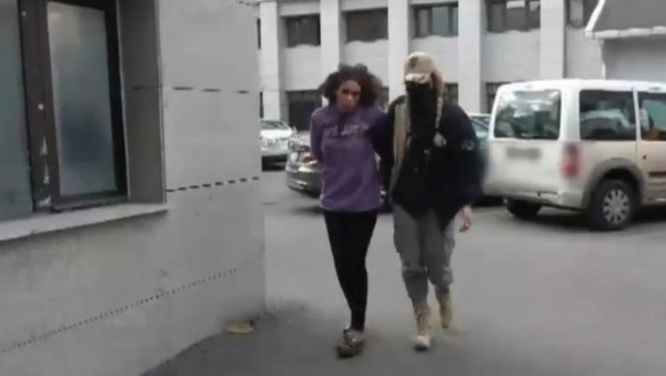 ОНА ЈЕ ПОСТАВИЛА БОМБУ У ЦЕНТРУ ИСТАНБУЛА: Турска полиција објавила снимак хапшења терористе (ВИДЕО) ОНА ЈЕ ПОСТАВИЛА БОМБУ У ЦЕНТРУ ИСТАНБУЛА: Турска полиција објавила снимак хапшења терористе (ВИДЕО)