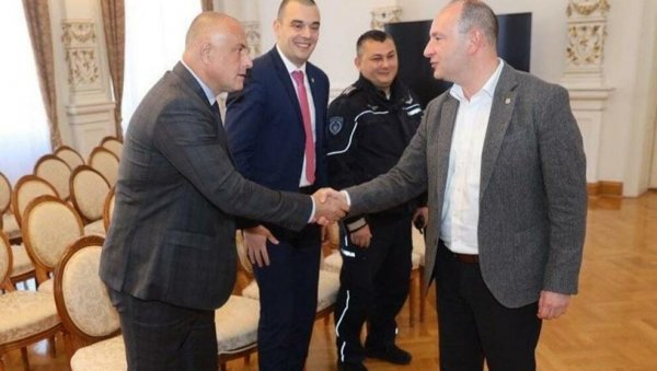 ЂУРИЋ: Град Нови Сад награђује са по 40.000 динара припаднике МУП-а ЂУРИЋ: Град Нови Сад награђује са по 40.000 динара припаднике МУП-а