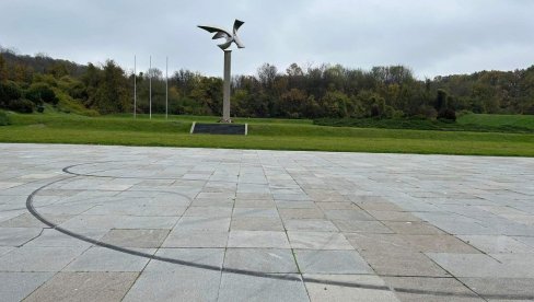 ДРЖАВНА ЦЕРЕМОНИЈА У ЈАЈИНЦИМА: Сећање на 80.000 стрељаних Срба, Јевреја и Рома ДРЖАВНА ЦЕРЕМОНИЈА У ЈАЈИНЦИМА: Сећање на 80.000 стрељаних Срба, Јевреја и Рома