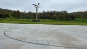 DRŽAVNA CEREMONIJA U JAJINCIMA: Sećanje na 80.000 streljanih Srba, Jevreja i Roma