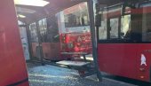 SUDAR AUTOBUSA NA KARABURMI: Od siline udarca rasula se srča