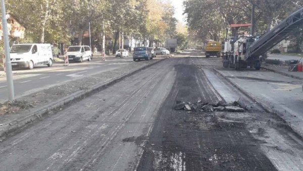 АСФАЛТИРАЈУ КОЛОВОЗЕ : Сутра почиње још једна санација саобраћајница у Новом Саду АСФАЛТИРАЈУ КОЛОВОЗЕ : Сутра почиње још једна санација саобраћајница у Новом Саду