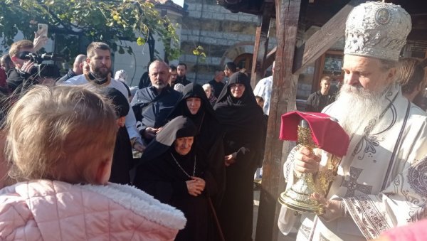 ДОЛАЗЕ ПО ДУХОВНО И ТЕСЛЕСНО ИСЦЕЉЕЊЕ: Верници обележили празник светитеља Козме и Дамјана у манастиру Зочиште на Космету ДОЛАЗЕ ПО ДУХОВНО И ТЕСЛЕСНО ИСЦЕЉЕЊЕ: Верници обележили празник светитеља Козме и Дамјана у манастиру Зочиште на Космету