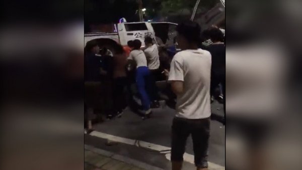 МАСОВНИ ПРОТЕСТИ У ГУАНЏОУ: Више хиљада људи на улицама, полиција на удару (ВИДЕО) МАСОВНИ ПРОТЕСТИ У ГУАНЏОУ: Више хиљада људи на улицама, полиција на удару (ВИДЕО)