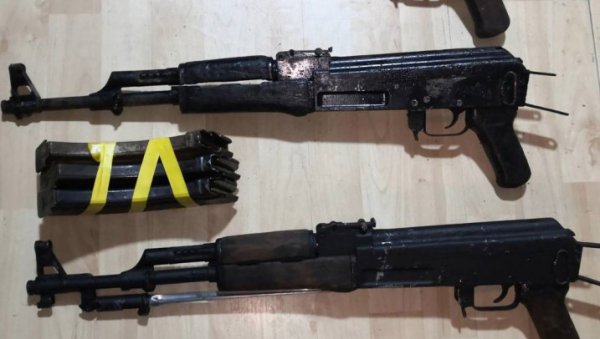 АУТОМАТСКЕ ПУШКЕ, ПИШТОЉИ, МУНИЦИЈА: Ево шта је полиција пронашла у кући у Суботици (ФОТО) АУТОМАТСКЕ ПУШКЕ, ПИШТОЉИ, МУНИЦИЈА: Ево шта је полиција пронашла у кући у Суботици (ФОТО)