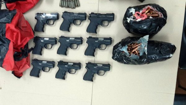 ПАО СА ТРИ ТОРБЕ ОРУЖЈА: Велика акција полиције у Суботици ПАО СА ТРИ ТОРБЕ ОРУЖЈА: Велика акција полиције у Суботици