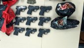 ПАО СА ТРИ ТОРБЕ ОРУЖЈА: Велика акција полиције у Суботици ПАО СА ТРИ ТОРБЕ ОРУЖЈА: Велика акција полиције у Суботици