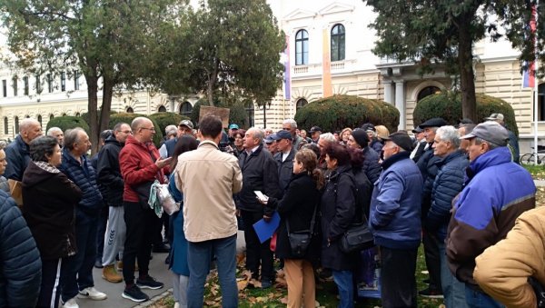 НАЈАВИЛИ БЛОКАДУ КОПА ДРМНО: Одржан још један протест пензионера због неиспоручивања угља НАЈАВИЛИ БЛОКАДУ КОПА ДРМНО: Одржан још један протест пензионера због неиспоручивања угља