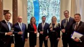 КРАТАК ПРЕДАХ ПРЕД ВАЖАН САСТАНАК: Вучић објавио слику са министрима КРАТАК ПРЕДАХ ПРЕД ВАЖАН САСТАНАК: Вучић објавио слику са министрима