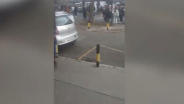 ХИТНО ЕВАКУИСАНА ШЕСТА БЕОГРАДСКА ГИМНАЗИЈА: На адресу школе стигла дојава о бомби (ВИДЕО) ХИТНО ЕВАКУИСАНА ШЕСТА БЕОГРАДСКА ГИМНАЗИЈА: На адресу школе стигла дојава о бомби (ВИДЕО)