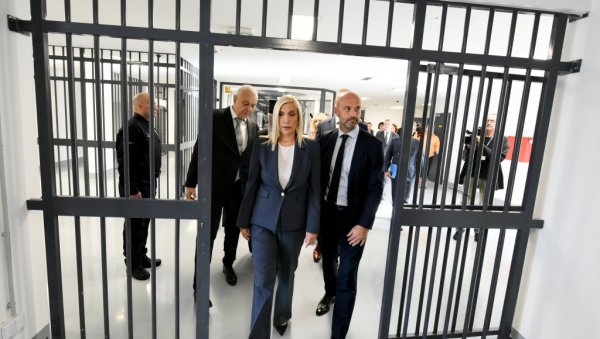 КРАГУЈЕВАЦ ДОБИО КАЗНЕНО ПОПРАВНИ ЗАВОД ПО ЕВРОПСКИМ СТАНДАРДИМА: Отврању присуствовала министарка правде Маја Поповић КРАГУЈЕВАЦ ДОБИО КАЗНЕНО ПОПРАВНИ ЗАВОД ПО ЕВРОПСКИМ СТАНДАРДИМА: Отврању присуствовала министарка правде Маја Поповић