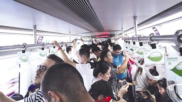 ЉУДИ СВЕ ВИШЕ, СРБА СВЕ МАЊЕ: Осмомилијардитог становника планете наша земља дочекала са најнижом стопом природног прираштаја ЉУДИ СВЕ ВИШЕ, СРБА СВЕ МАЊЕ: Осмомилијардитог становника планете наша земља дочекала са најнижом стопом природног прираштаја