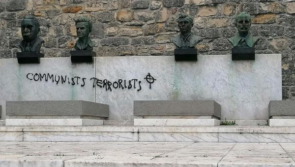 СПРЕЈОМ ПО ГРОБНИЦИ ЧЕТВОРИЦЕ ХЕРОЈА: Споменик на Калемегдану поново на мети хулигана СПРЕЈОМ ПО ГРОБНИЦИ ЧЕТВОРИЦЕ ХЕРОЈА: Споменик на Калемегдану поново на мети хулигана