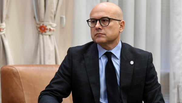 НЕМА ПРЕДАХА У БОРБИ: Министар Вучевић подржао председника Вучића - Само храбро, за Србију и КиМ НЕМА ПРЕДАХА У БОРБИ: Министар Вучевић подржао председника Вучића - Само храбро, за Србију и КиМ