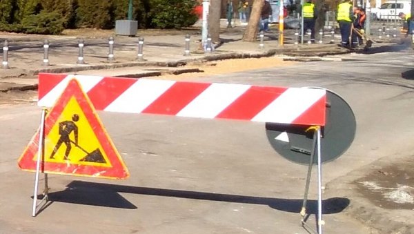 РАДОВИ НА ПУТУ, СЕЛО ПОД БЛОКАДОМ: У четвртак и петак затворени улаз и излаз насеља Љубиње РАДОВИ НА ПУТУ, СЕЛО ПОД БЛОКАДОМ: У четвртак и петак затворени улаз и излаз насеља Љубиње