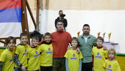 CRNO-BELI UZ NAJMLAĐE: Živković i Pantić otvorili Mali Mundijal Vračar 2022 (FOTO) CRNO-BELI UZ NAJMLAĐE: Živković i Pantić otvorili Mali Mundijal Vračar 2022 (FOTO)