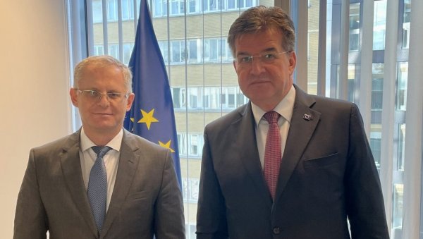 У БРИСЕЛУ ЗАВРШЕН ТРИЛАТЕРАЛНИ САСТАНАК ДЕЛЕГАЦИЈА БЕОГРАДА И ПРИШТИНЕ СА ЕУ: У току разговор представника ЕУ са Бисљимијем У БРИСЕЛУ ЗАВРШЕН ТРИЛАТЕРАЛНИ САСТАНАК ДЕЛЕГАЦИЈА БЕОГРАДА И ПРИШТИНЕ СА ЕУ: У току разговор представника ЕУ са Бисљимијем