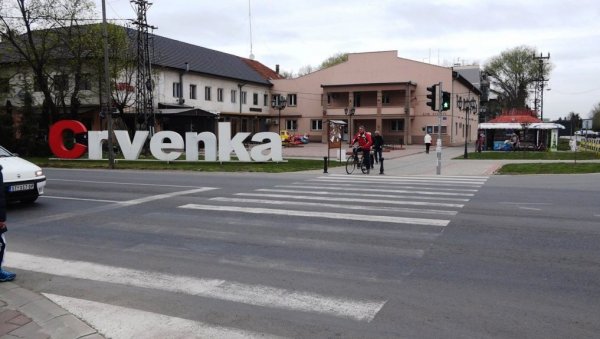 ЦРВЕНКА, ПОРОДИЦА СА 22 НАЦИЈЕ: Варош у Бачкој до Другог светског рата насељавали Немци, шећерана све променила ЦРВЕНКА, ПОРОДИЦА СА 22 НАЦИЈЕ: Варош у Бачкој до Другог светског рата насељавали Немци, шећерана све променила