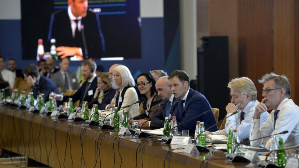 МАЛИ СЕ ОГЛАСИО НА ИНСТАГРАМУ: У последњих неколико година Србија је постала атрактивна за инвеститоре - издали смо и прву зелену обвезницу МАЛИ СЕ ОГЛАСИО НА ИНСТАГРАМУ: У последњих неколико година Србија је постала атрактивна за инвеститоре - издали смо и прву зелену обвезницу