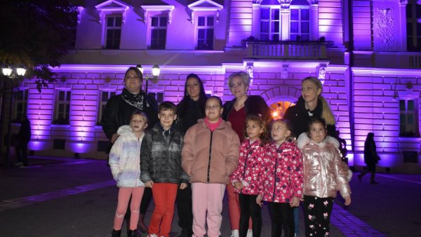 ПОДРШКА „МАЛИМ ДИВОВИМА“: Љубичаста светла у знак подршке превремено рођеним бебама (ФОТО/ВИДЕО) ПОДРШКА „МАЛИМ ДИВОВИМА“: Љубичаста светла у знак подршке превремено рођеним бебама (ФОТО/ВИДЕО)