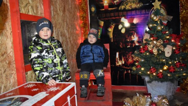„КУТИЈА ЖЕЉА“ СТИЖЕ СУТРА: Деца у Кикинди пишу Деда Мразу и очекују пакетиће „КУТИЈА ЖЕЉА“ СТИЖЕ СУТРА: Деца у Кикинди пишу Деда Мразу и очекују пакетиће