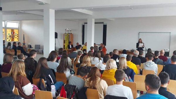 НАЈБОЉИ ГИМНАЗИЈАЛЦИ ИЗ РАШКЕ: Такмичење младих иноватора у Врњачкој Бањи НАЈБОЉИ ГИМНАЗИЈАЛЦИ ИЗ РАШКЕ: Такмичење младих иноватора у Врњачкој Бањи