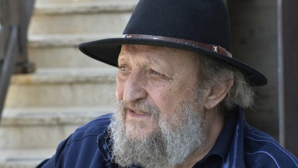 ЛЕГЕНДА ГЛУМИШТА ЗОВЕ НА МАРАКАНУ Петар Божовић: Ја сам ти доктор за те ствари. Нанижеш седам титула, четири дупле круне... ЛЕГЕНДА ГЛУМИШТА ЗОВЕ НА МАРАКАНУ Петар Божовић: Ја сам ти доктор за те ствари. Нанижеш седам титула, четири дупле круне...