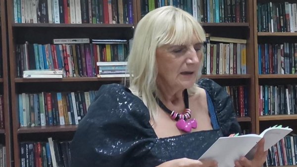 ЛЕНКИН ПРСТЕН ПЕСНИКИЊИ ИЗ ЗРЕЊАНИНА: Драгица Стојановић добитница награде за најбољу љубавну песму у 2022. години ЛЕНКИН ПРСТЕН ПЕСНИКИЊИ ИЗ ЗРЕЊАНИНА: Драгица Стојановић добитница награде за најбољу љубавну песму у 2022. години