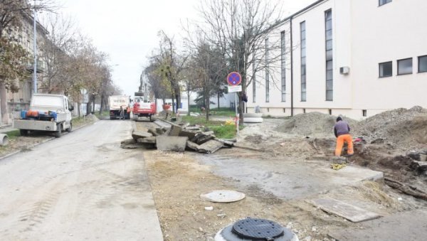 НОВЕ ЦЕВИ У ЈОШ ДВЕ УЛИЦЕ: Наставља се изградња канализације у Земуну НОВЕ ЦЕВИ У ЈОШ ДВЕ УЛИЦЕ: Наставља се изградња канализације у Земуну