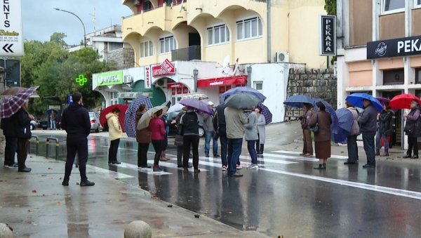 БИВШИ РАДНИЦИ ВЕКТРА БОКЕ ИСТРАЈНИ: После Херцег Новог протестоваће 23. новембра у Подгорици БИВШИ РАДНИЦИ ВЕКТРА БОКЕ ИСТРАЈНИ: После Херцег Новог протестоваће 23. новембра у Подгорици