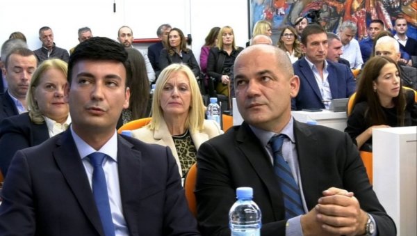 ЈОВАНОВИЋ ДА МЕЊА БОЖОВИЋА: Предлог будванском парламенту ЈОВАНОВИЋ ДА МЕЊА БОЖОВИЋА: Предлог будванском парламенту