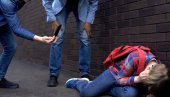 NASILNICI ZAŠTIĆENI KAO BELI MEDVEDI: U školama biju drugove i profesore, a kazne nema NASILNICI ZAŠTIĆENI KAO BELI MEDVEDI: U školama biju drugove i profesore, a kazne nema
