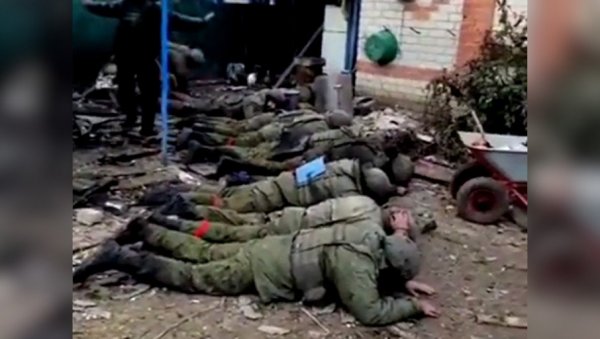 УЗНЕМИРУЈУЋИ СНИМАК ИЗ УКРАЈИНЕ: Да ли су руски војници убијени након предаје? (ВИДЕО) УЗНЕМИРУЈУЋИ СНИМАК ИЗ УКРАЈИНЕ: Да ли су руски војници убијени након предаје? (ВИДЕО)