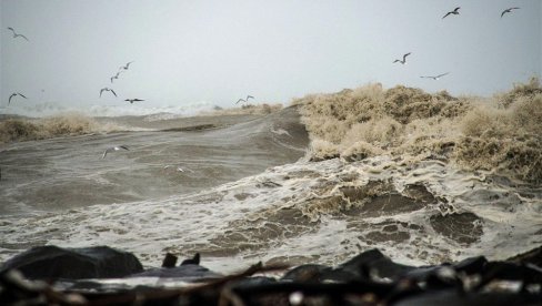STIGLO IM ZAHLAĐENJE I NEVREME: Crveni meteo alarm u delovima Hrvatske zbog snega i olujnog vetra STIGLO IM ZAHLAĐENJE I NEVREME: Crveni meteo alarm u delovima Hrvatske zbog snega i olujnog vetra