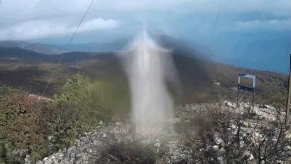 СИЛУЕТА РАШИРЕНИХ РУКУ СЕ СПУШТА КА КРСТУ: Надзорне камере снимиле необичну појаву у Хрватској (ВИДЕО) СИЛУЕТА РАШИРЕНИХ РУКУ СЕ СПУШТА КА КРСТУ: Надзорне камере снимиле необичну појаву у Хрватској (ВИДЕО)