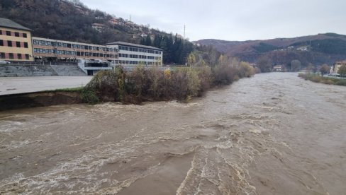 OPASNOST ZA PRIJEPOLJE: Nabujali Lim nosi sve pred sobom i preti da se izlije iz korita (VIDEO) OPASNOST ZA PRIJEPOLJE: Nabujali Lim nosi sve pred sobom i preti da se izlije iz korita (VIDEO)