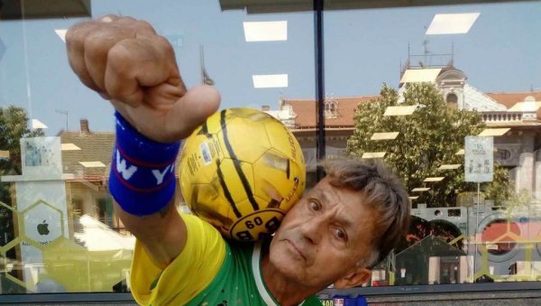 ЈУРИ РЕКОРД: Жонглер из Зрењанина до сада је пимплао лопту 3.500 пута (ФОТО) ЈУРИ РЕКОРД: Жонглер из Зрењанина до сада је пимплао лопту 3.500 пута (ФОТО)