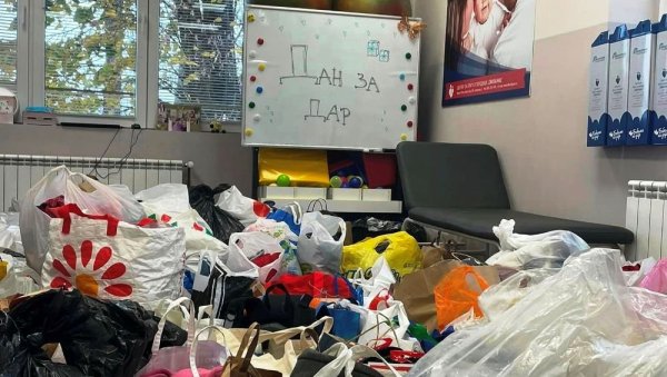 ПРИКУПЉАЛИ ГАРДЕРОБУ И ОБУЋУ ЗА НАЈМЛАЂЕ: Хуманитарна акција „Дан за дар“ одржана у Свилајнцу ПРИКУПЉАЛИ ГАРДЕРОБУ И ОБУЋУ ЗА НАЈМЛАЂЕ: Хуманитарна акција „Дан за дар“ одржана у Свилајнцу