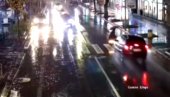 UZNEMIRUJUĆI SNIMAK IZ KRUŠEVCA: Žena prelazila ulicu, auto naleteo na nju (VIDEO) UZNEMIRUJUĆI SNIMAK IZ KRUŠEVCA: Žena prelazila ulicu, auto naleteo na nju (VIDEO)