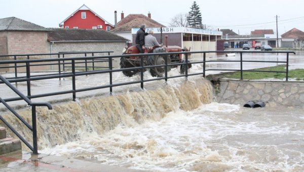 ПОПЛАВЕ И НА КОСОВУ И МЕТОХИЈИ: На северу се вода приближила кућама, поједини путеви непроходни због воде ПОПЛАВЕ И НА КОСОВУ И МЕТОХИЈИ: На северу се вода приближила кућама, поједини путеви непроходни због воде