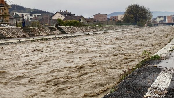 ИЗ ВОДЕ ИЗВУЧЕН АУТО СА ДВОЈЕ ЉУДИ: Најновије информације из Новог Пазара, у Тутину тешка ситуација