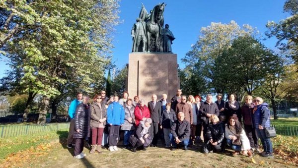 ПОКЛОНИЛИ СЕ И СЕНИМА САВЕЗНИКА: Потомци ратника Србије вратили се из Француске, где су присуствовали обележавању Дана примирја (ФОТО) ПОКЛОНИЛИ СЕ И СЕНИМА САВЕЗНИКА: Потомци ратника Србије вратили се из Француске, где су присуствовали обележавању Дана примирја (ФОТО)