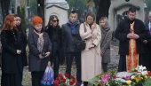 ГОДИНА КАКО ЈЕ УМРЛА МЕРИМА ЊЕГОМИР: Сузе пријатеља и породице у Алеји заслужних грађана, ћерка Љубица објавила потресну поруку (ФОТО)