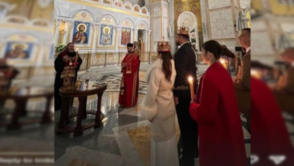 ОЖЕНИО СЕ НИКОЛА РАЂЕН: Венчање у Храму Светог Саве, трудна млада заблистала у венчаници, веселили се уз тамбураше (ФОТО) ОЖЕНИО СЕ НИКОЛА РАЂЕН: Венчање у Храму Светог Саве, трудна млада заблистала у венчаници, веселили се уз тамбураше (ФОТО)