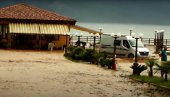 OCA I SINA ODNELA BUJICA, DEVOJČICA SE SPASILA: Dramatične scene u Albaniji, u toku evakuacija kod Skadra