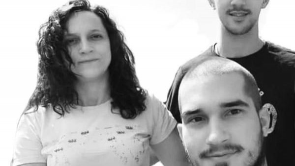 ОВО СУ МАЈКА И СИНОВИ КОЈИ СУ ПОГИНУЛИ У ЦРНОЈ ГОРИ: Гојко у трену остао без породице (ФОТО) ОВО СУ МАЈКА И СИНОВИ КОЈИ СУ ПОГИНУЛИ У ЦРНОЈ ГОРИ: Гојко у трену остао без породице (ФОТО)