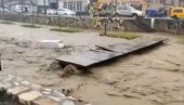 NEVEROVATAN SNIMAK IZ NOVOG PAZARA: Nabujala reka nosi frižider - zabio se u mostić i potpuno ga rasturio (VIDEO)