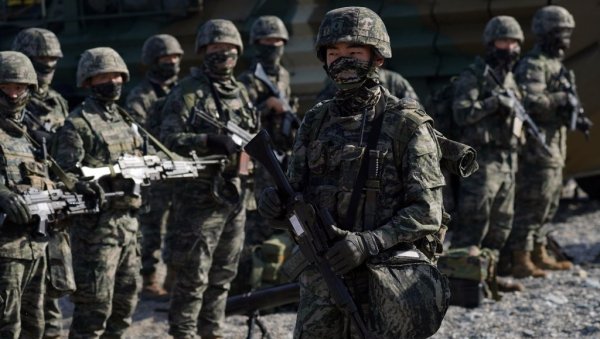 ВОЈНИК СЛУЧАЈНО ПУЦАО ИЗ МИТРАЉЕЗА НА МЕЂУКОРЕЈСКОЈ ГРАНИЦИ: Војска одмах реаговала ВОЈНИК СЛУЧАЈНО ПУЦАО ИЗ МИТРАЉЕЗА НА МЕЂУКОРЕЈСКОЈ ГРАНИЦИ: Војска одмах реаговала